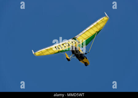 Schön gelb Quik GTR flugtaufe Ultraleichtflugzeuge fliegt über Popham Flugplatz in Hampshire UK Stockfoto