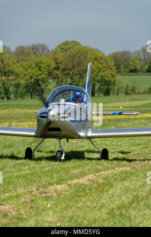 Evektor-Aerotechnik Eurostar Light Aircraft G-CFCT Taxis für von popham Flugplatz in Hampshire UK Stockfoto