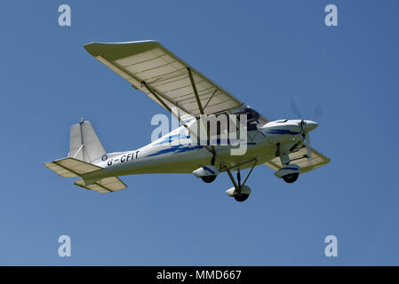 Ikarus C42 Light aircraft zieht aus Popham Flugplatz in Hampshire UK Stockfoto