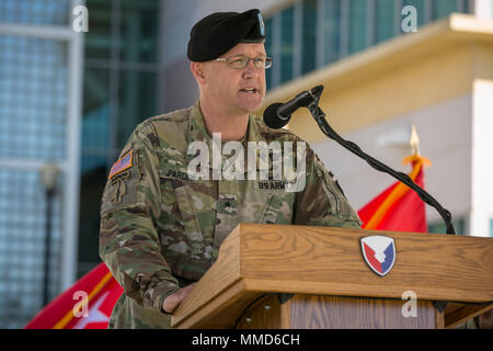 Us-Armee Brig. Gen. Paul Pardew, ehemaliger Expeditionary Vertragsparteien Befehl kommandierender General, gibt seine abschließenden Bemerkungen in einem Gehäuse der Farben Zeremonie für ECC bei Redstone Arsenal, Alabama Okt. 19, 2017. Am 1. Oktober 2008 die Armee erkannte die formelle Gründung der Armee Vertragsparteien Befehl (ACC) als einer der wichtigsten untergeordneten Command der US-Army Material Command (AMC) die Mehrheit der Vertragsparteien arbeiten für die US-Armee durchführen. Der Befehl wurde in zwei untergeordnete Befehle verantwortlich für Installation und expeditionary Vertragsparteien geteilt. Die ECC wurde nach neun Ihr deaktiviert Stockfoto