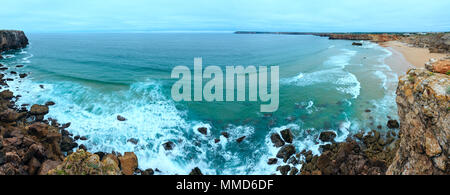 Atlantik Küste Blick vom windgepeitschten Point (Sagres, Algarve, Portugal). Zwei Schüsse stitch Panorama. Stockfoto