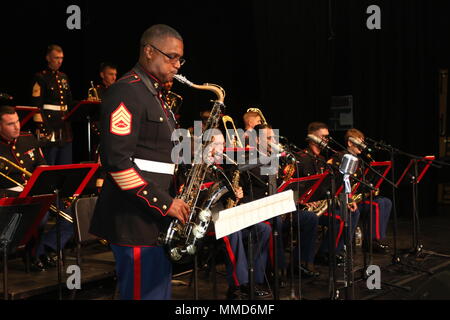 Gunnery Sgt. Jason Knuckles, ein Saxophon instrumentalist mit dem Marine Corps Jazz Orchestra, führt in der Villa Park High School, Villa Park, Calif., als Teil des West Coast Tour der Band, 17. Okt. 2017. Das Orchester trifft sich einmal im Jahr für eine zweiwöchige Tour und besteht aus den Top Jazz Spieler über die zehn United States Marine Corps Feld Bands", des Präsidenten der eigenen 'United States Marine Band, und der Kommandant der eigenen 'United States Marine Drum and Bugle Corps. (U.S. Marine Corps Foto von Sgt. Jessica Quezada) Stockfoto