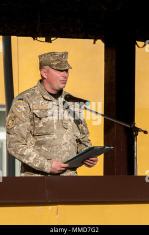 Ukrainische Oberstleutnant Pavlo Rozhko, Commander, Yavoriv Combat Training Center, begrüßt die Soldaten aus dem ersten Bataillon, 92 separaten mechanisierte Brigade zu der CTC für Training am 11.10.16. (Foto von Sgt. Anthony Jones, 45th Infantry Brigade Combat Team) Stockfoto