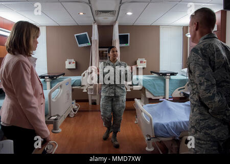 1. Lt Leslie Green, Mitte, 11 Luft- und Raumfahrt Medizinische Squadron Aeromedical Staging Facility element Chief, zeigt Nancy Jacobson, Links, Air Force District von Washington commander Ehepartner, und Generalmajor James A. Jacobson, AFDW Commander, eine ASF-Patienten Zimmer beim Eintauchen Tour des Paares bei Joint Base Andrews, Md., Okt. 12, 2017. Die Anlage dient als der Ostküste Nabe für Flugzeuge aeromedical Evacuation für die Rückgabe von kranken oder verletzten Patienten aus Europa, Afrika und dem Nahen Osten in die USA für sich interessieren. (U.S. Air Force Foto von Flieger 1. Klasse Valentina Lopez) Stockfoto