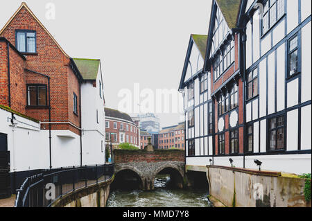 Clattern Brücke über den Hogsmill, einem Nebenfluss der Themse, in der Stadt von Kingston upon Thames, England Stockfoto