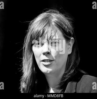 Jess Phillips MP (Arbeit: Birmingham Yardley) interviewt auf College Green, Westminster, Stockfoto