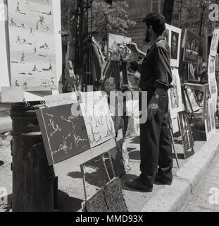 1950er Jahre, historische Bild eines männlichen street artist Malerei auf einer Leinwand an der Place du Tertre am Montmartre, Paris, Frankreich, einem Gebiet, bekannt für seine Künstler und künstlerische Geschichte, Stockfoto