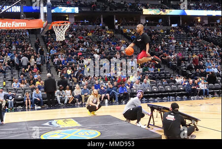 Kapitän Anthony Rollins, ein Offizier Auswahl Offizier mit einziehenden Station Denver, beteiligt sich an der dunk Contest an der Denver Nuggets militärischen Anerkennung Spiel in der Denver, Pepsi Center, 11. März 2018. Kroenke Sports & Entertainment Gastgeber einer militärischen Anerkennung Wochenende vom 10. und 11. März, die die Denver Nuggets Basketball, Hockey Game, Colorado Avalanche und den Colorado Mammoth box lacrosse Spiel enthalten. Stockfoto