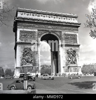 1950er Jahre, historische Bild von Fahrzeugen der Tag rund um den Arc de Triomphe die massive Triumphbogen in Paris, Frankreich, von Napoleon 1806 französischen militärischen Siege zu feiern. Stockfoto