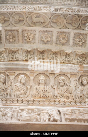 Kunst - Details auf der Pisa Baptisterium von St. John, Römisch-katholischen kirchlichen Gebäude in Pisa, Italien. Stockfoto