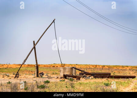 Alte Schleife gut und shadoof in der Steppe Stockfoto