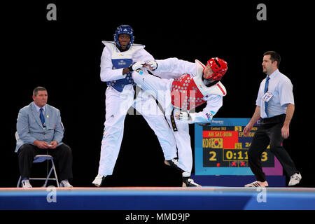 Sae Bom Ein von Korea vs Gwladys Epangue Frankreichs konkurrieren in + 67-kg-Klasse der Frauen während der Olympischen Spiele 2012 in London bereitet Test Event am ExCel Arena, London, 4. Dezember 2011 Stockfoto