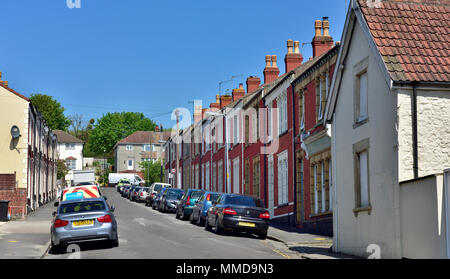 Reihen von bemalten Ziegel Zeitraum zweistöckige Reihenhäuser entlang der Straße in Shirehampton, Bristol, Großbritannien Stockfoto