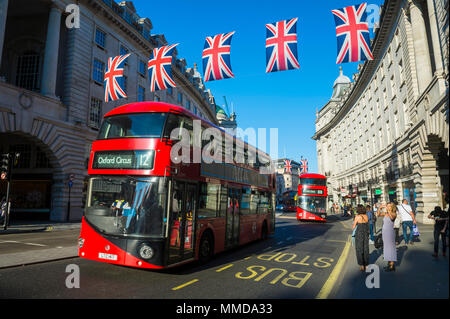 LONDON - Mai 07, 2018: Moderne Doppeldeckerbus geht unter Union Jack bunting aufgereiht in der Regent Street in der Vorbereitung für die königliche Hochzeit. Stockfoto