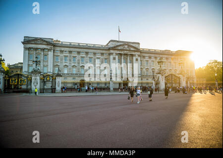 LONDON - Mai 7, 2018: Blick über die Blumenbeete vor dem Buckingham Palace bei Sonnenuntergang. Stockfoto