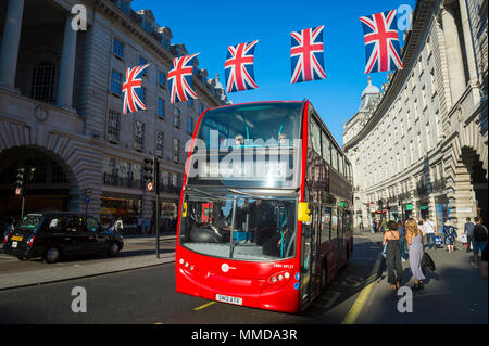 LONDON - Mai 07, 2018: Moderne Doppeldeckerbus geht unter Union Jack bunting aufgereiht in der Regent Street in der Vorbereitung für die königliche Hochzeit. Stockfoto