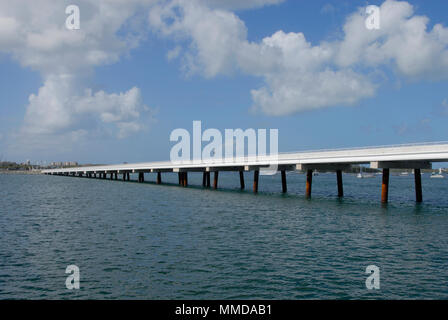 Teil der Simpson Bay Bridge, eine lange Straße Brücke über Simpson Bay, St. Martin / St. Maarten, Karibik Stockfoto