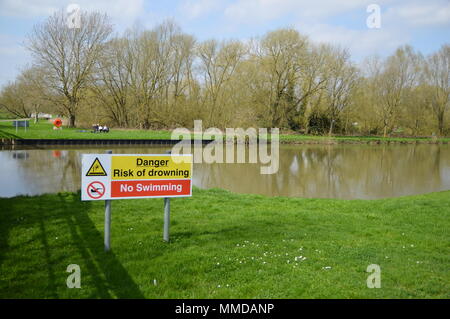 Achtung Gefahr Zeichen in der Nähe des Flusses Great Ouse, St Neots Stockfoto