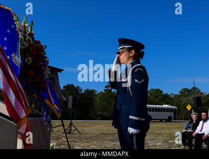 Ein Mitglied der Hurlburt Field Ehrengarde präsentiert eine feierliche Kranzniederlegung in Gedenken an hurlburt Field, Fla., 16. März 2018. Der Kranz wurde auf US Air Force Maj Randell Voas gewidmet, evaluator Pilot mit der 8 Special Operations Squadron, und Senior Master Sgt. James Lakai, ein Prüfer Flight Engineer mit der 8. SOS, die ihr Leben in einem CV-22 Crash in Afghanistan verloren, 9. April 2010. (U.S. Air Force Stockfoto