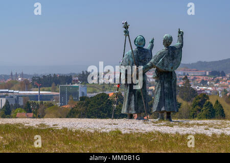 Skulptur von zwei Pilger gerne sehen, Santiago De Compostela von der Monte Do Gozo am Ende von The Way of St. James Stockfoto