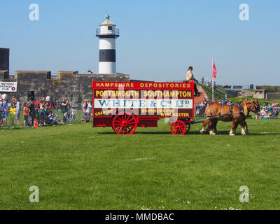 Eine von Pferden gezogene crriage zeigt in den ländlichen und am Meer in Southsea, Portsmouth, England. Stockfoto