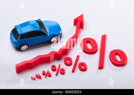 Erhöhte Angesichts der zunehmenden Rot Prozentsatz Symbol und Pfeil in der Nähe von Blue Auto Stockfoto