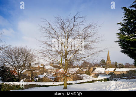 Tommy Rodeln im Schnee am Masham. Tommy, 5 Jahre alt Stockfoto