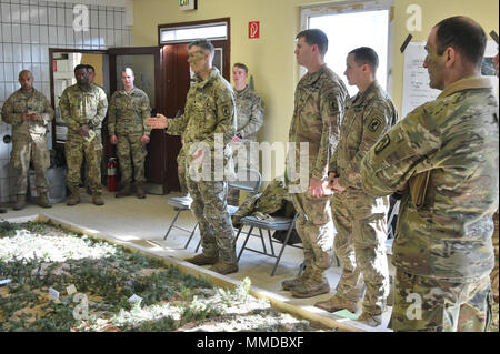 Us-Armee Oberstleutnant Jim D. Keirsey, Mitte, Kommandant der zweiten Bataillon, 503Rd Infanterie Regiment, 173Rd Airborne Brigade und US-Armee Oberstleutnant John Morris, Links, Kommandeur der Task Force Viper 1 Bataillon, 3. Angriff Reconnaissance Bataillon, 12 Combat Aviation Brigade, eine Mission Briefing für eine kombinierte Live Fire Übung an der 7th Army Training Befehl Grafenwöhr Training Area, Deutschland, 19. März 2018 teilnehmen. (U.S. Armee Stockfoto