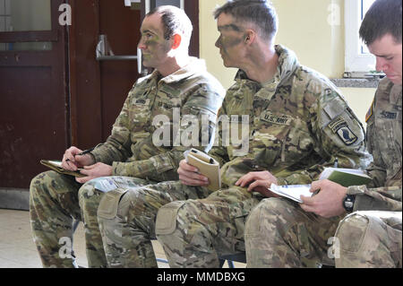 Us-Armee Oberstleutnant John Morris, Links, Kommandeur der Task Force Viper 1 Bataillon, 3. Angriff Reconnaissance Bataillon, 12 Combat Aviation Brigade und US-Armee Oberstleutnant Jim D. Keirsey, Mitte, Kommandant der zweiten Bataillon, 503Rd Infanterie Regiment, 173Rd Airborne Brigade, eine Mission Briefing für eine kombinierte Live Fire Übung an der 7th Army Training Befehl Grafenwöhr Training Area, Deutschland, 19. März 2018 teilnehmen. (U.S. Armee Stockfoto