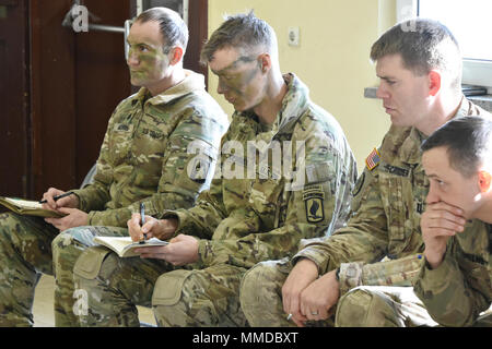 Us-Armee Oberstleutnant John Morris, Links, Kommandeur der Task Force Viper 1 Bataillon, 3 Aviation Regiment, 12 Combat Aviation Brigade und US-Armee Oberstleutnant Jim D. Keirsey, zweite von links, der Kommandant der zweiten Bataillon, 503Rd Infanterie Regiment, 173Rd Airborne Brigade, eine Mission Briefing für eine kombinierte Live Fire Übung an der 7th Army Training Befehl Grafenwöhr Training Area, Deutschland, 19. März 2018 teilnehmen. (U.S. Armee Stockfoto