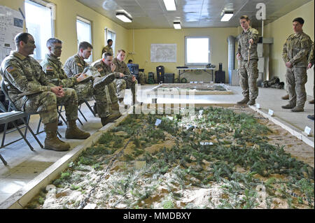 Us-Armee Oberstleutnant John Morris, Links, Kommandeur der Task Force Viper 1 Bataillon, 3. Angriff Reconnaissance Bataillon, 12 Combat Aviation Brigade und US-Armee Oberstleutnant Jim D. Keirsey, zweite von links, der Kommandant der zweiten Bataillon, 503Rd Infanterie Regiment, 173Rd Airborne Brigade, eine Mission Briefing für eine kombinierte Live Fire Übung an der 7th Army Training Befehl Grafenwöhr Training Area, Deutschland, 19. März 2018 teilnehmen. (U.S. Armee Stockfoto