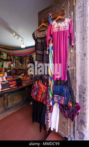 Bunte weibliche Mode in einem Geschäft in San Miguel de Allende, Mexiko Stockfoto