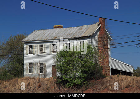 Ein baufälliges Haus steht an der alten Kreuzung Dorf Groveton, jetzt Teil von Manassas Battlefield National Park - April 22, 2018 in Manassas, VA Stockfoto