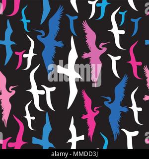 Nahtlose Muster mit Silhouetten von fliegenden Vögeln auf dunklem Hintergrund Stock Vektor