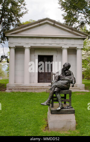 Die Mellon Mausoleum in Homewood Cemetery in Pittsburgh, Pennsylvania mit einem Bronze Skulptur von einem Mann mit einem Kind vor der Stockfoto