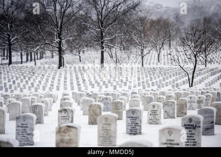 Schnee fällt in Abschnitt 60 von Arlington National Cemetery, Arlington, Virginia, 21. März 2018. Dies war der zweite Tag der Frühling, wenn ein Schneesturm die National Capital Region getroffen. (U.S. Armee Stockfoto