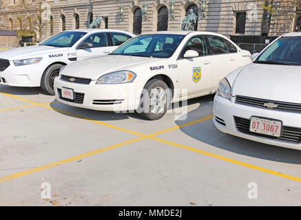 Drei Stadt Cleveland Gerichtsvollzieher Autos sind hinter dem Cuyahoga County Courthouse in der Innenstadt von Cleveland, Ohio, USA geparkt. Stockfoto