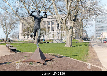 Eine bronzene Denkmal Statue von Olympiasieger Jesse Owens, Held der Berliner Olympischen Spiele von 1936, steht für Washington Park in der Innenstadt von Cleveland, Ohio. Stockfoto