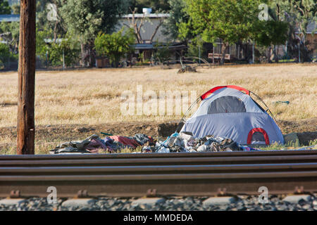 Obdachlose Zelt & persönliche Sachen, entlang der Eisenbahngleise. Stockfoto