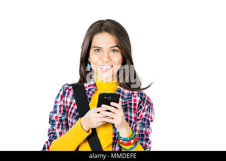 Denken eine junge Frau Student lesen Text-Message-Smartphone Stockfoto