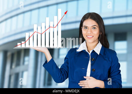 Eine Geschäftsfrau Mitarbeiter gehen in Studio Shot in voller Länge Stockfoto