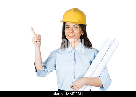 Eine junge Dame Architekt, Ingenieur holding Blaupause. Reden Handy Stockfoto