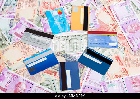 Variation der Indischen Rupien Banknote mit Kreditkarte niemand Geld Konzept. Stockfoto