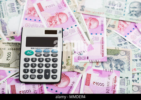 Experte mit Lupe prüft 2000 Rupie verdächtige Geld Stockfoto