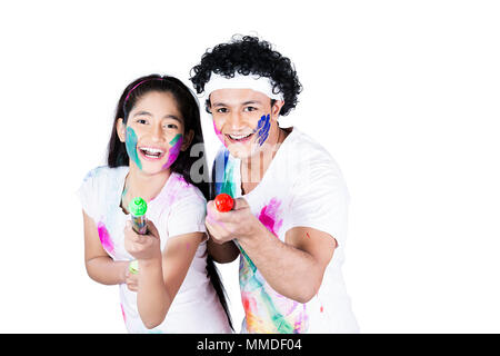 Glückliche zwei jungen Freund spielen Pichkari Spaß Holi Feier genießen. Stockfoto