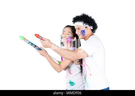 Zwei junge Mädchen sprühen Farben Holi feiern Pichkari Spielen Stockfoto
