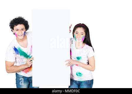 Zwei Jungen und Mädchen, dass Plakat Holi Fest Feier genießen. Stockfoto
