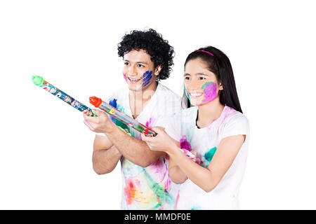 Glückliche zwei jungen Freund sprühen Farben Holi feiern Pichkari Spielen Stockfoto