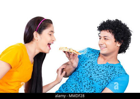 Glückliche Zwei junge Paar essen leckere Pizza. Freund Fütterung Freundin Stockfoto