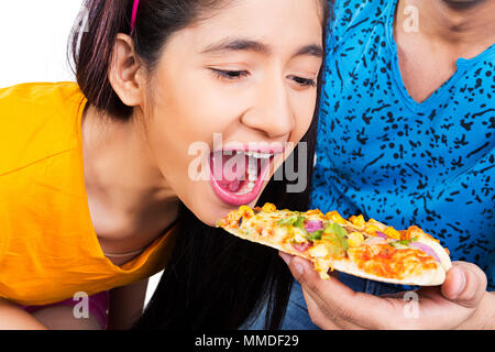 Zwei junge Paar Freund Fütterung Freundin leckere Pizza im Mund zusammenlaufen Stockfoto